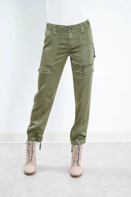 sharp cut shorts -sharp cut pants -Axel Jogger In Olive